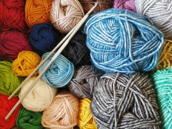 Quelles astuces pour débuter un projet de tricot ou de crochet en tant que débutant ?