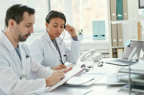 Comment trouver rapidement un médecin de garde prêt à intervenir?